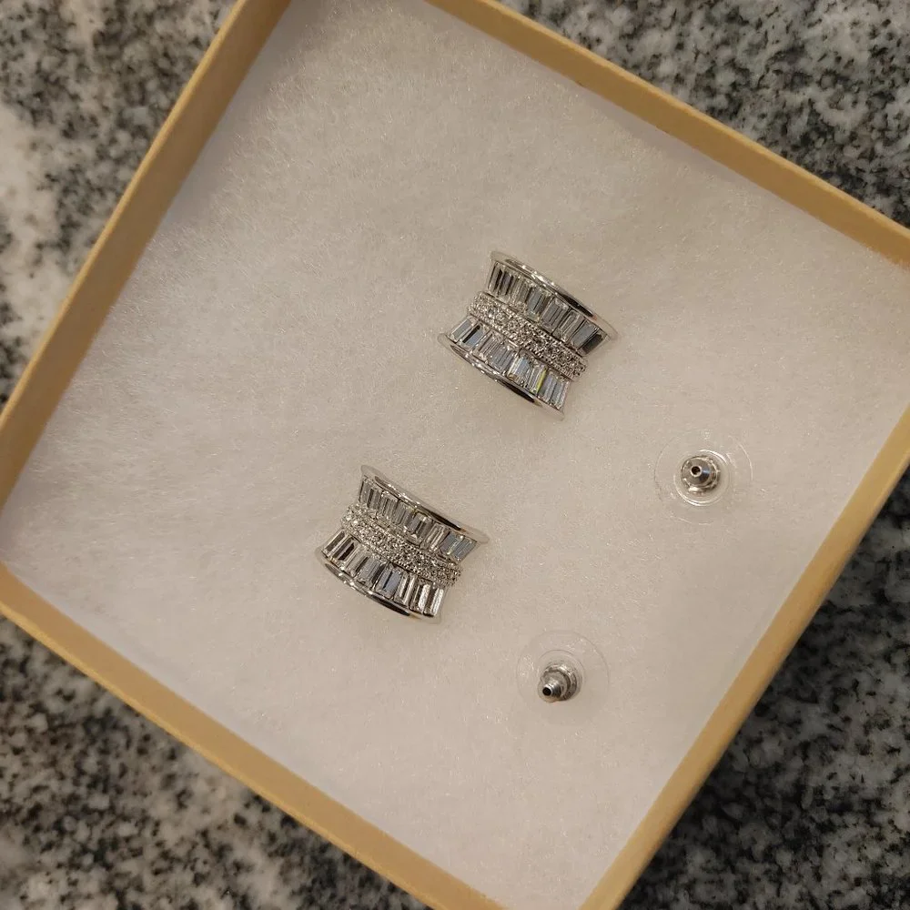 Nolan Miller stud earrings with backs, signed - Picture 3 of 16